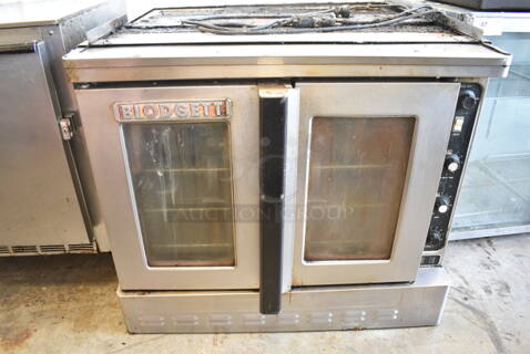 Blodgett Stainless Steel Commercial Natural Gas Powered Full Size Convection Oven w/ View Through Doors, Metal Oven Racks and Thermostatic Controls. 