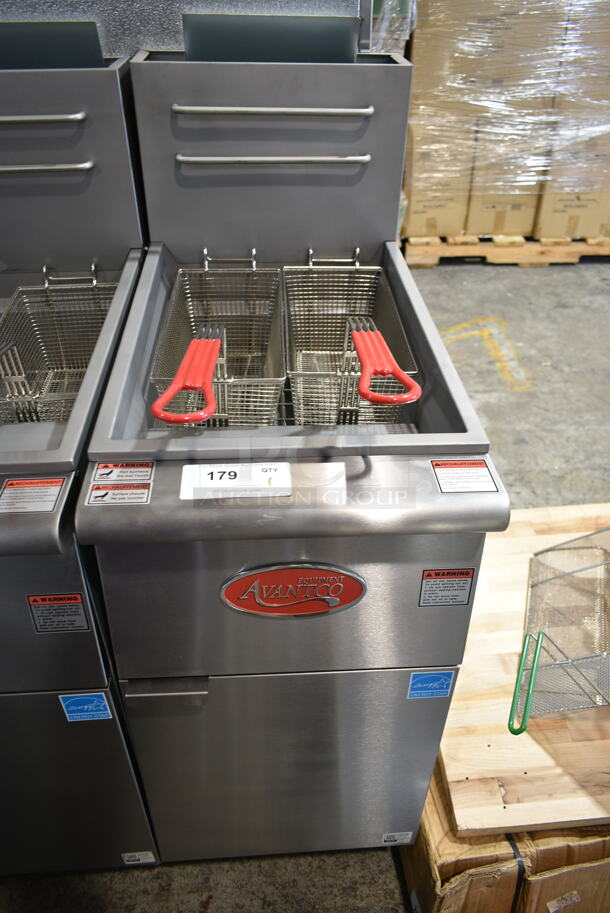 BRAND NEW SCRATCH AND DENT! 2024 Avantco 177FFES40N 35-40 lb. Natural Gas Stainless Steel Floor Fryer w/ 2 Metal Fry Basket. 70,000 BTU - Image 2 of 7