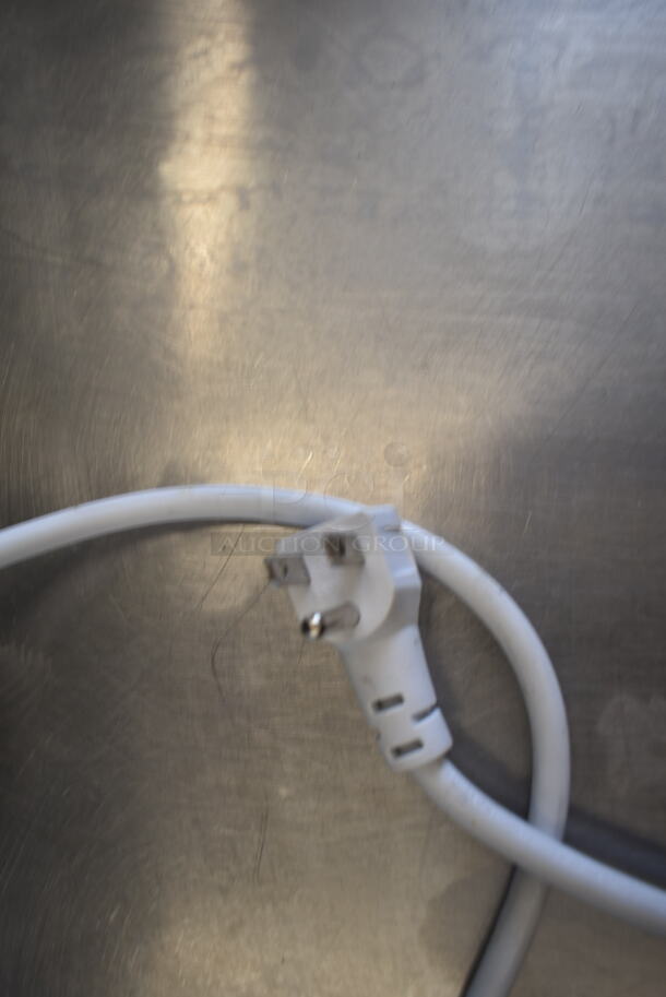 Magic Chef HMCF5W4 Metal Commercial Freezer w/ Hinge Lid. 115 Volts, 1 Phase. Tested and Working! - Image 3 of 6