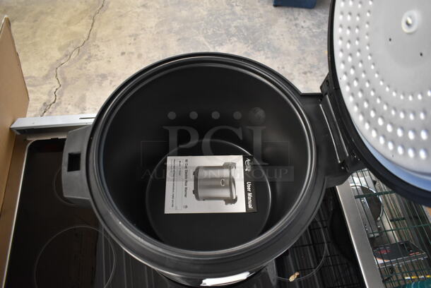 BRAND NEW SCRATCH AND DENT! 2023 Avantco 177RW90 Stainless Steel Commercial Countertop Electric Powered Rice Cooker. 120 Volts, 1 Phase. Tested and Working! - Image 4 of 6
