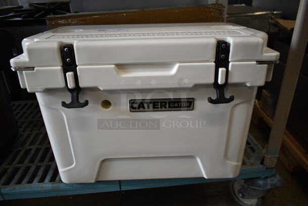 BRAND NEW SCRATCH AND DENT! CaterGator 215JB20WH White Poly 20 Quart Rotomolded Jockey Box. Tested and Working! - Image 4 of 8