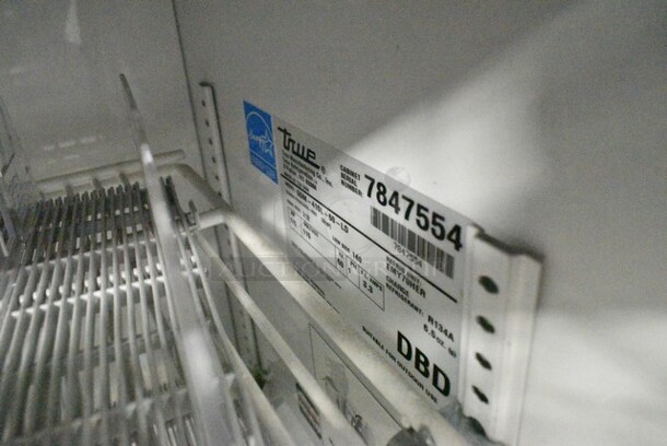 True GDM-41SL-60-LD ENERGY STAR Metal Commercial 2 Door Reach In Cooler Merchandiser w/ Poly Coated Racks and Drink Sliders. 115 Volts, 1 Phase. Tested and Working! - Image 5 of 5