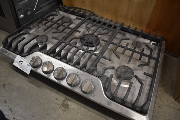 BRAND NEW SCRATCH AND DENT! Frigidaire FPGC3077RSA Metal 30" 5 Burner Gas Cooktop - Image 7 of 10