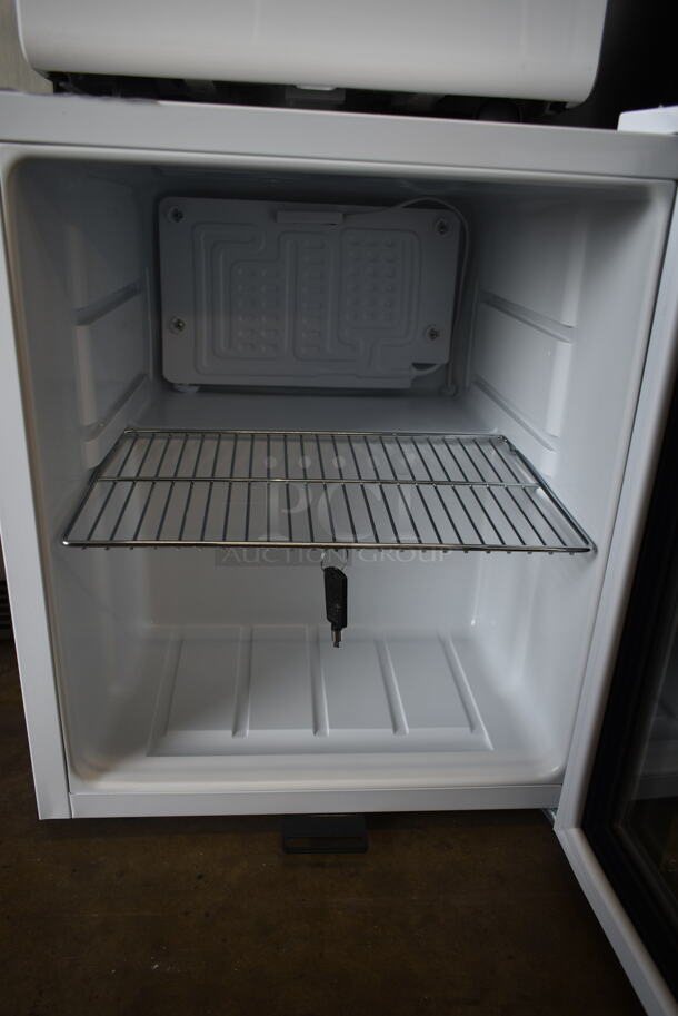 BRAND NEW SCRATCH AND DENT! Whynter BR-062WS Stainless Steel Commercial 62 Can Capacity Mini Cooler Merchandiser w/ Lock. 115 Volts, 1 Phase. Tested and Working! - Image 3 of 4