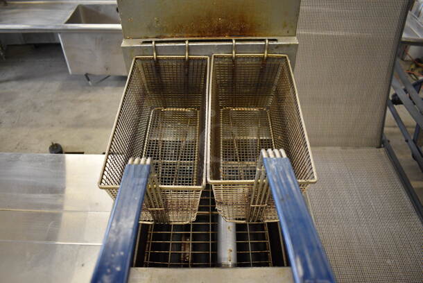 2018 Pitco Frialator Model 40S Stainless Steel Commercial Floor Style Natural Gas Powered Deep Fat Fryer w/ 2 Metal Fry Baskets. 105,000 BTU. 15.5x30x48 - Image 4 of 6
