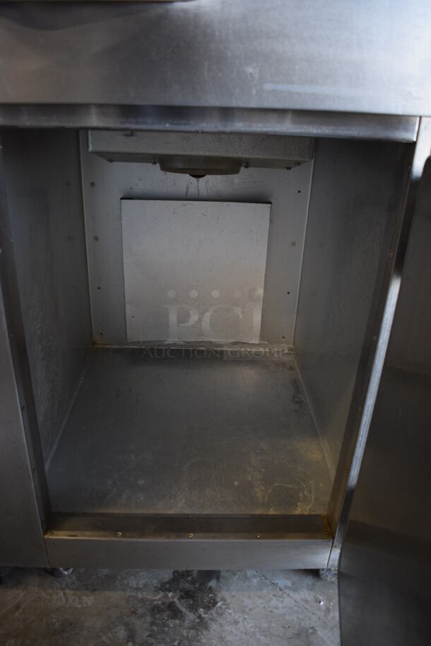 Traulsen Model ADT132WUT-HHS Stainless Steel Commercial Cooler Freezer Combo Unit w/ Metal Racks on Commercial Casters. 115 Volts, 1 Phase. 30x35x83. Tested and Working! - Image 7 of 7