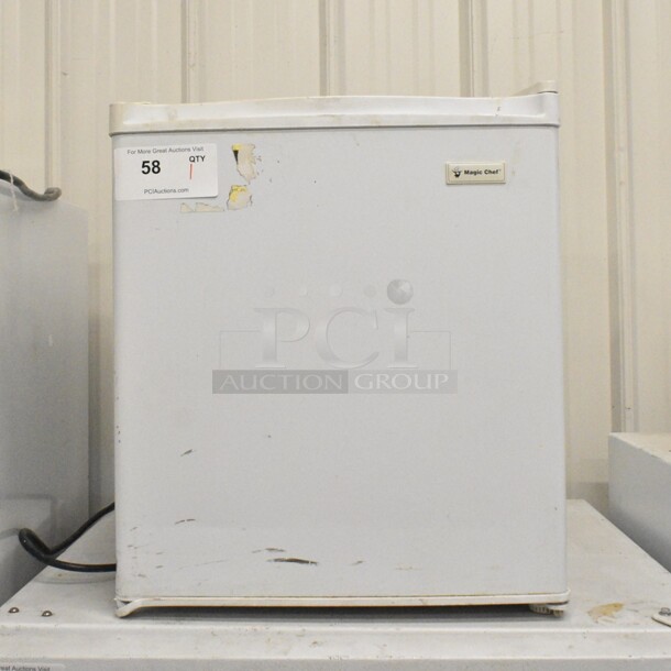 Magic Chef 18EYW-2 Metal Mini Cooler. 115 Volts, 1 Phase. Tested and Working! - Image 1 of 5