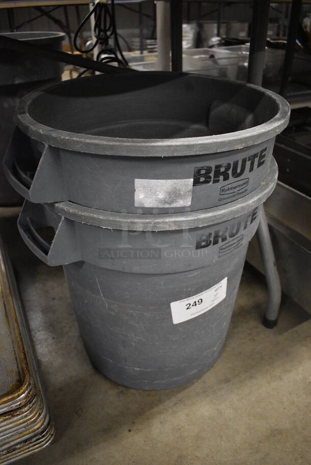 2 Rubbermaid Brute Gray Poly Trash Cans. 17x15.5x17. 2 Times Your Bid! - Image 2 of 4