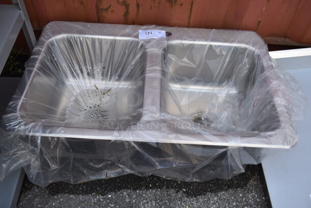 BRAND NEW SCRATCH AND DENT! Stainless Steel Commercial 2 Bay Drop In Sink. - Image 1 of 4