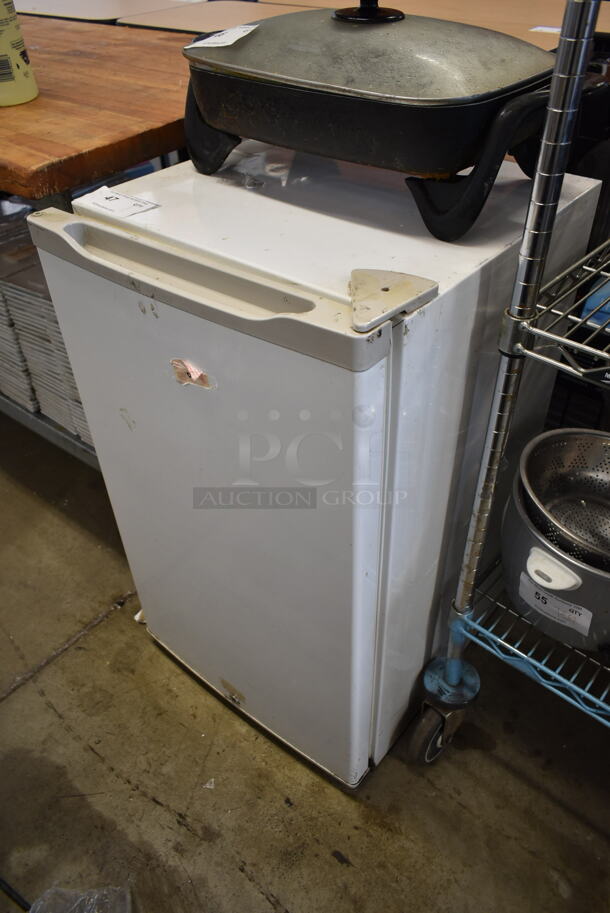 Haier HRQ04WNAWW Metal Mini Cooler. 115 Volts, 1 Phase. Tested and Powers On But Does Not Get Cold - Image 2 of 5
