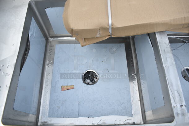 BRAND NEW SCRATCH AND DENT! Regency 600S3242424S Spec Line 124" 14 Gauge Stainless Steel Three Compartment Commercial Sink with 2 Drainboards - 24" x 24" x 14" Bowls - Image 8 of 10