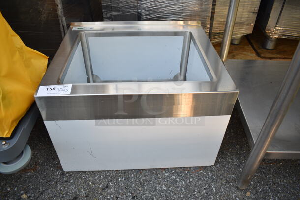 BRAND NEW SCRATCH AND DENT! Regency 600SM162012 25" 16-Gauge Stainless Steel One Compartment Floor Mop Sink - 20" x 16" x 12" Bowl - Image 2 of 4
