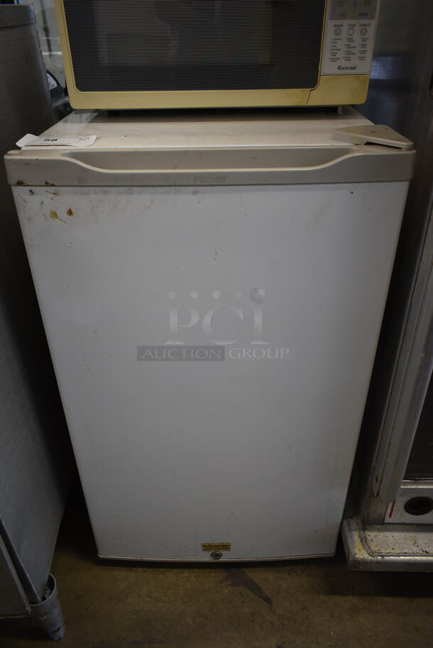 Haier HRQ04WNAWW Metal Mini Cooler. 115 Volts, 1 Phase. Tested and Powers On But Does Not Get Cold - Image 1 of 4