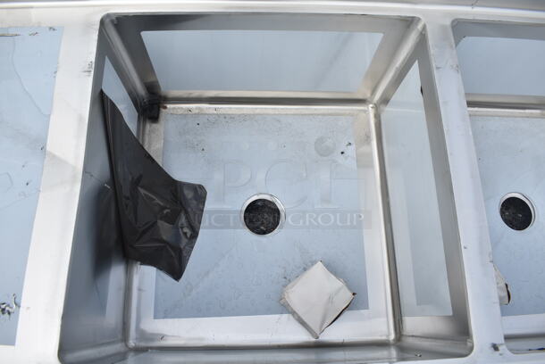 BRAND NEW SCRATCH AND DENT! Regency 600S22424224 98" 16 Gauge Stainless Steel Two Compartment Commercial Sink with Stainless Steel Legs, Cross Bracing, and 2 Drainboards - 24" x 24" x 14" Bowls. No Legs.  - Image 6 of 8