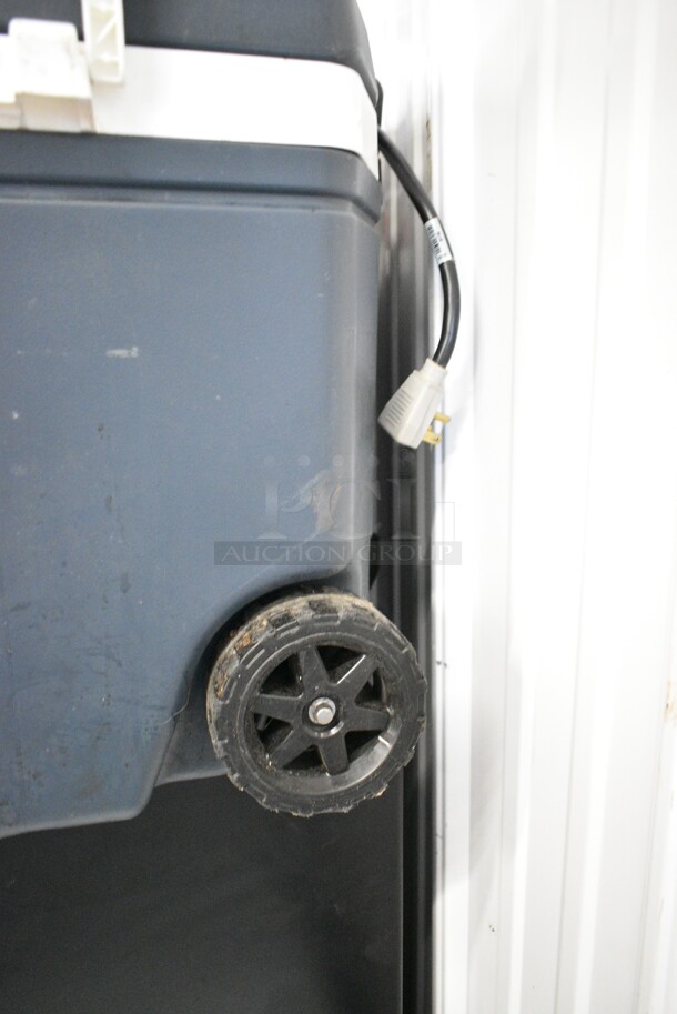 Igloo Wheeled 60 Quart Cooler.  - Image 3 of 6