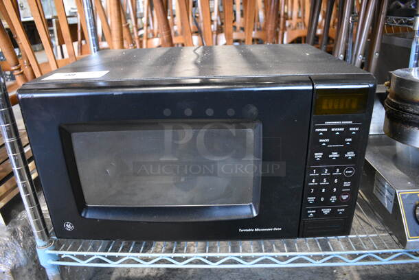 General Electric Countertop Microwave Oven w/ Plate. 22x17x12