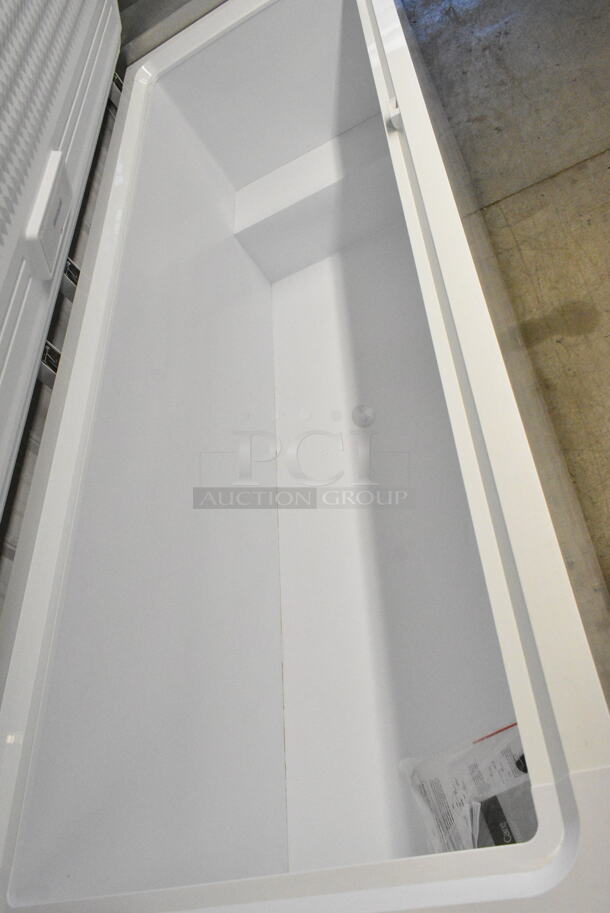 Frigidaire FFFC25M4TW Metal Chest Freezer w/ Hinge Lid on Commercial Casters. 115 Volts, 1 Phase. Tested and Working! - Image 4 of 5