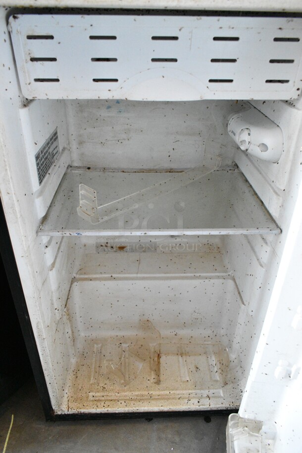 Magic Chef HMR330SE Metal Mini Cooler. 115 Volts, 1 Phase. Tested and Working! - Image 2 of 4