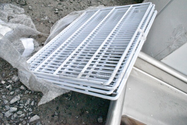 BRAND NEW SCRATCH AND DENT! Avantco 178SHELFGD15 Coated Wire Shelf - 22 1/4" x 16" - Image 5 of 6