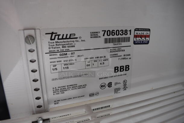 2011 True Model GDM-07 Metal Commercial Mini Cooler Merchandiser w/ Poly Coated Racks. 115 Volts, 1 Phase. 24x24x40. Tested and Working! - Image 5 of 5