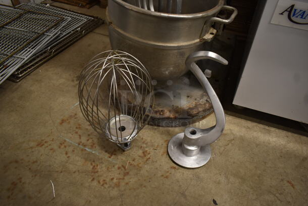 Hobart S-301 Metal Commercial 30 Quart Planetary Dough Mixer w/ Metal Mixing Bowl, Dough Hook, Paddle and Whisk Attachments. 115 Volts, 1 Phase. Tested and Working! - Image 2 of 9