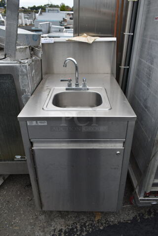 QualServ WMSC24MS Stainless Steel Commercial Single Bay Portable Sink w/ Faucet and Handles on Commercial Casters. 120 Volts, 1 Phase.