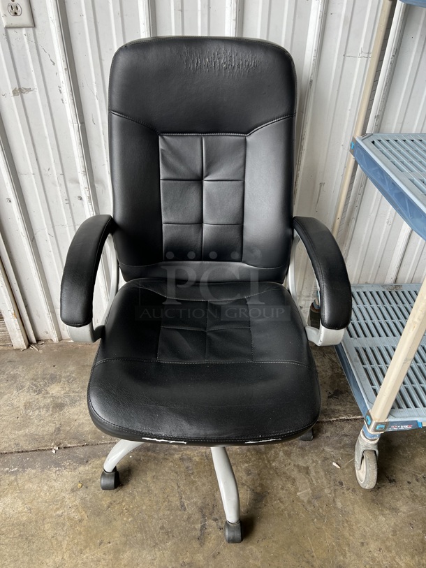 Black Swivel Office Chair w/ Arm Rests on Casters.