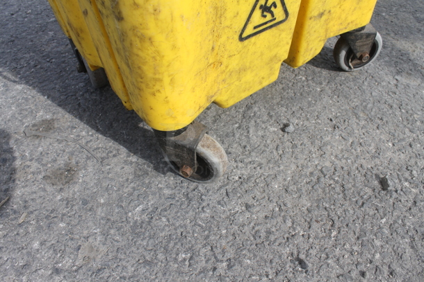 Rubbermaid Mop Bucket - Image 5 of 5