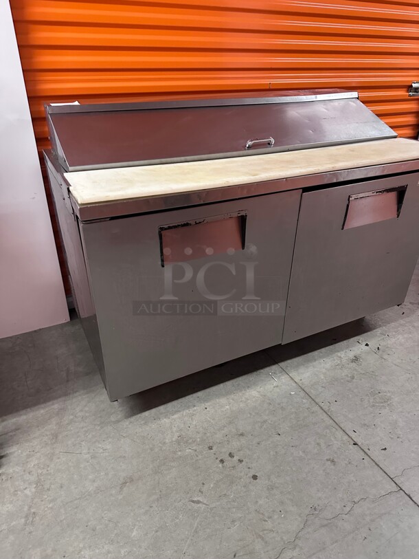 Working! True TSSU-60-16 - Sandwich/Salad Prep Table, (16) pans, (2) full doors, stainless steel front 115 Volt NSF Tested and Working! - Image 2 of 9
