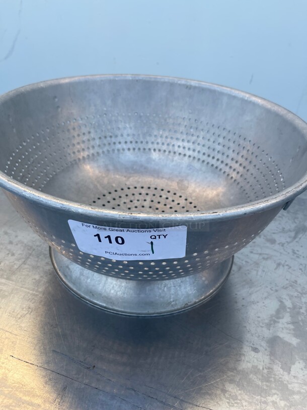 Commercial 11 Qt. Heavy-Duty Aluminum Colander with Base and Handles NSF