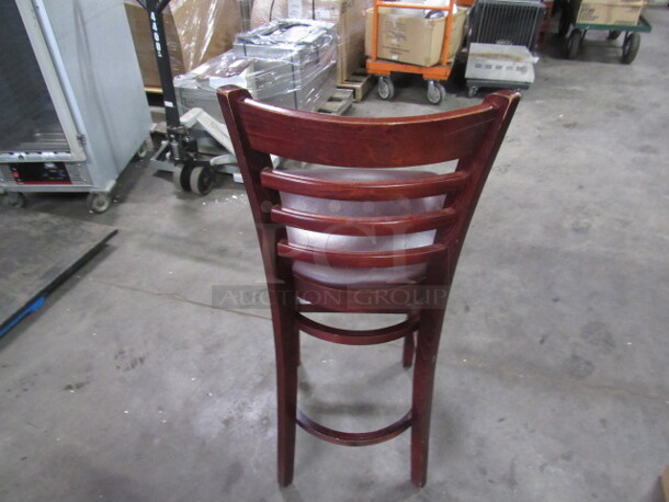 Wooden Bar Stool With A Cushioned Seat And Footrest. 2XBID - Image 3 of 3