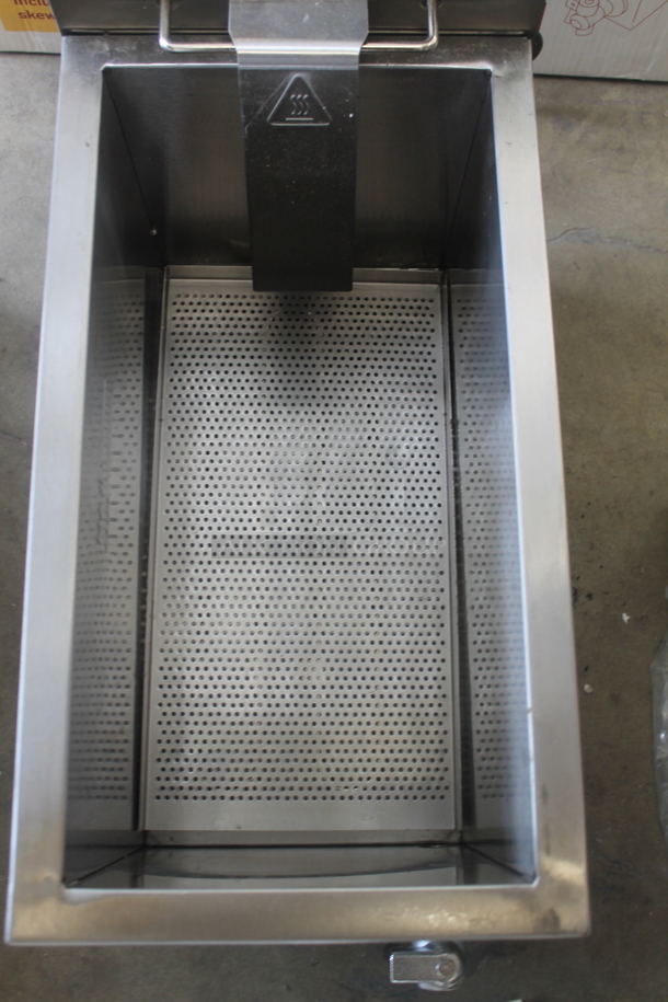 LIKE NEW! Carnival King 382CDF17A Stainless Steel Commercial Countertop Electric Powered Corn Dog Fryer w/ Lid. 120 Volts, 1 Phase. Unit Has Only Been Used a Few Times! Tested and Working! - Image 4 of 7