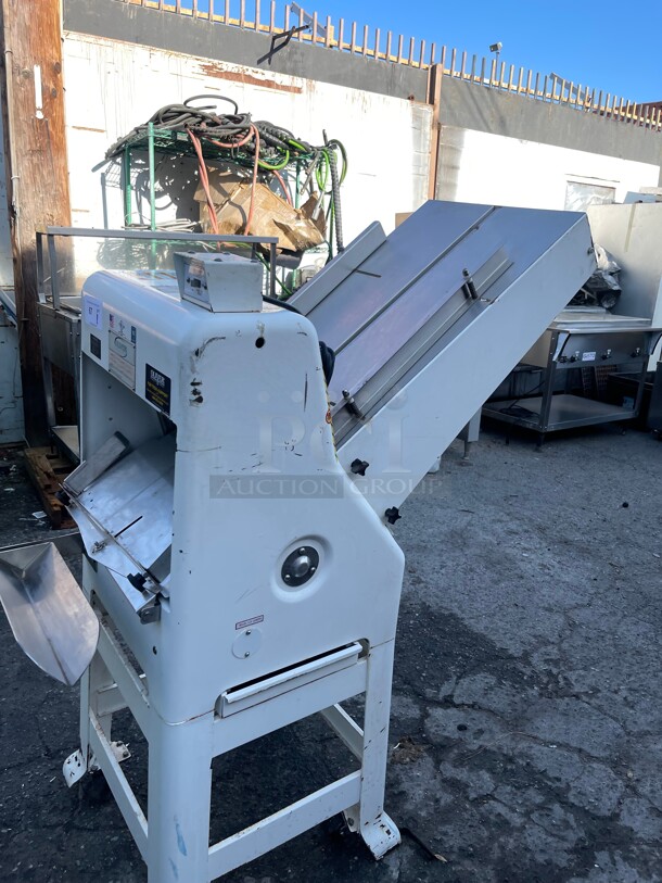 Nice! Oliver 797-N Gravity-Feed Commercial Bread Slicer w/ Last-Loaf Pusher, Gravity-Feed, 115 Volt Tested and Working! - Image 3 of 10