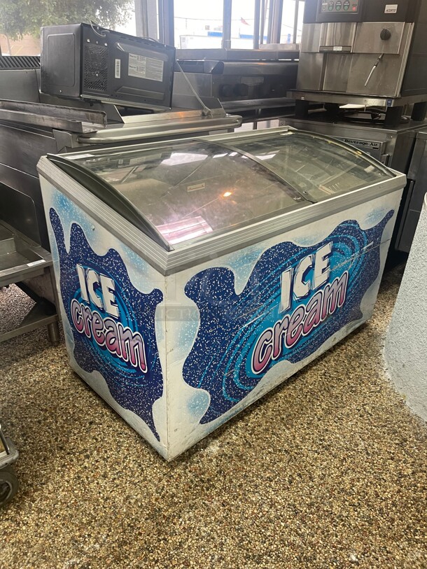 Working! Caravell, Model 406-995, Rolling, Commercial Reach-In Ice Cream Merchandiser Freezer NSF On Casters 115 Volt Tested and Working! 51x26x42