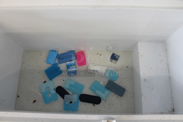 Electrolux FFCL1542AW Metal Chest Freezer w/ Hinge Lid. 115 Volts, 1 Phase. Tested and Powers On But Does Not Get Cold - Image 4 of 7