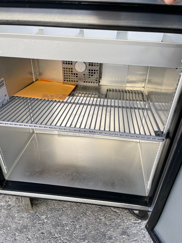 Late Model! True TSSU-27-08 27 inch Sandwich/Salad Prep Table w/ Refrigerated Base, 115v NSF Tested and Working! 27x30x43 - Image 9 of 9