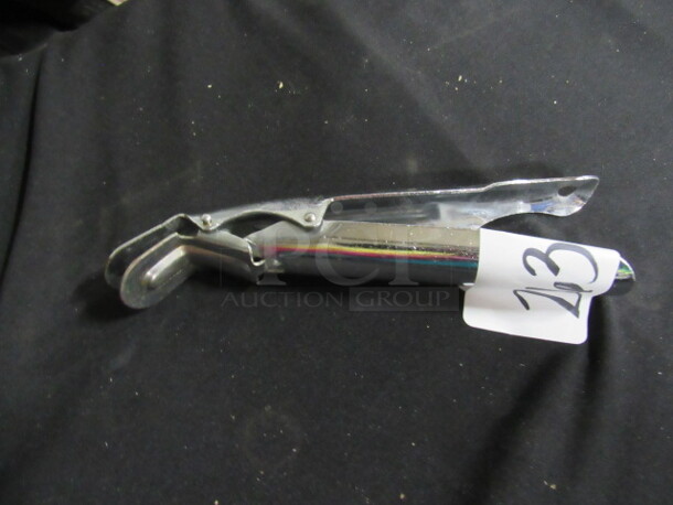One Pizza Pan Grip. - Image 1 of 1
