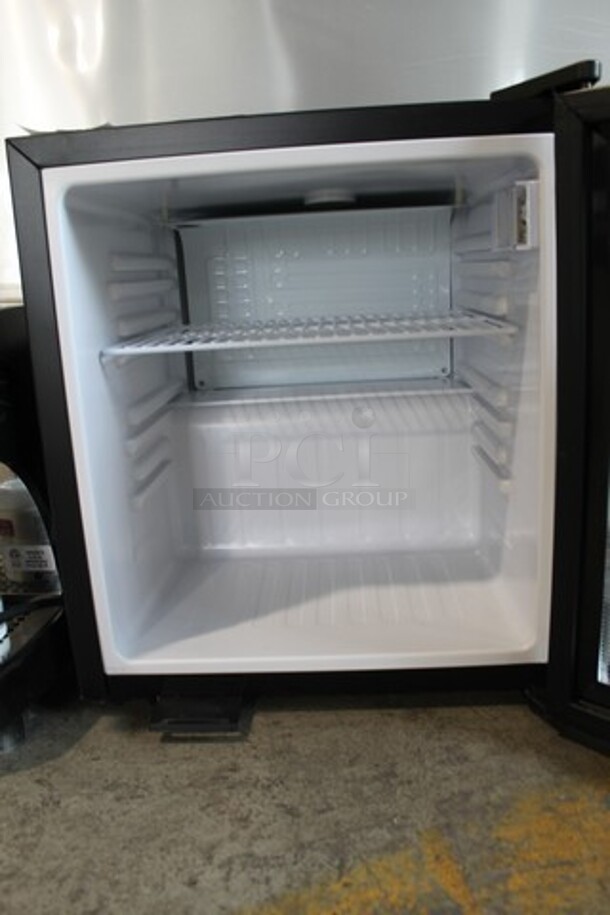 BRAND NEW SCRATCH AND DENT! Galaxy 177CRG2B Metal Mini Cooler Merchandiser. 110-120 Volts, 1 Phase. Tested and Working! - Image 3 of 7