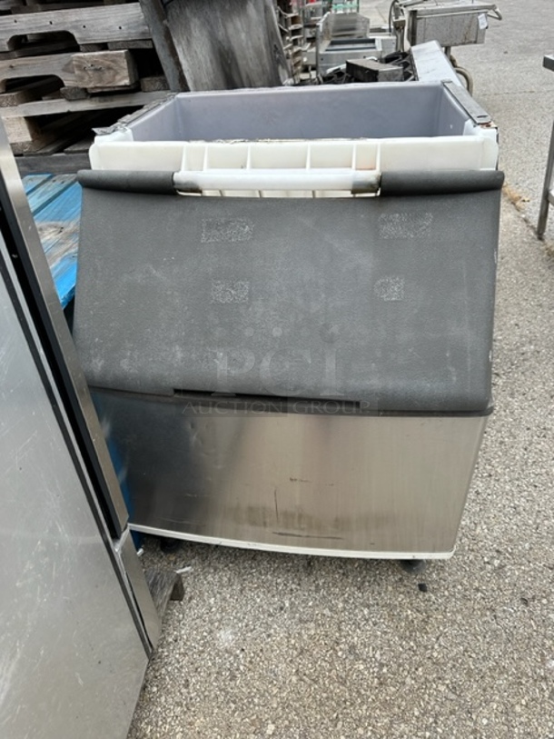 One Manitowic Ice Bin. #S400. 30X33.5X38 $1272.00 - Image 1 of 1