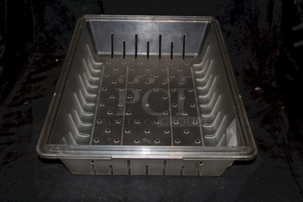 HOLY COLANDERS! Cambro 1826CLRCW135 Camwear 26" x 18" x 5" Clear Plastic Food Drain Box / Colander - Image 4 of 6
