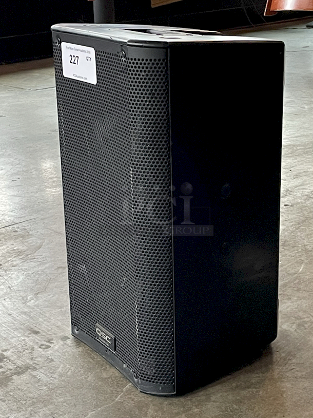 BEAUTIFUL! QSC K10 1000 W 90° Active 10" (250 mm) 2-way PA Loudspeaker. 100-240V ~ 2.3-1.1 A 50/60Hz 12.6" x 11.8" X 20.4" - Image 2 of 5