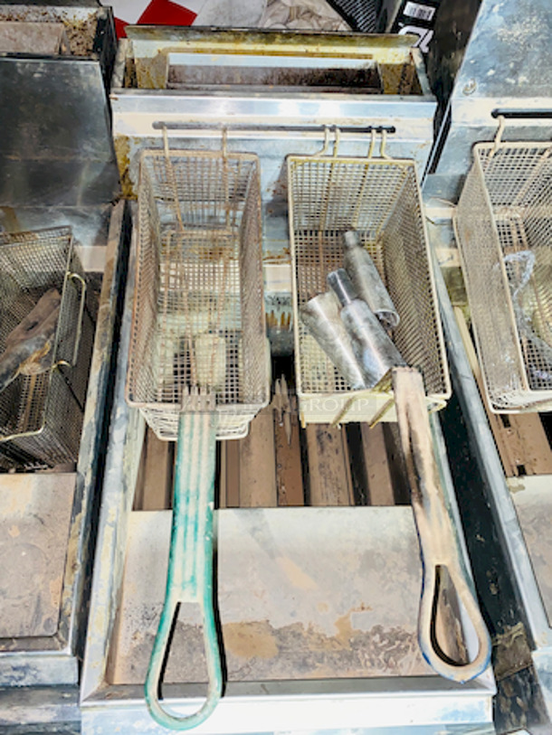 TRIPLE THREAT! Natural Gas 40 lb. Tube Fired Fryers. 2 Imperials, 1 DCS  - 105,000 BTU

3x Your Bid

Width	15 1/2 Inches
Depth	30 1/2 Inches
Height	45 3/4 Inches - Image 10 of 11