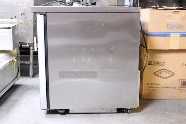 SWEET! True TUC-27-LP-HC 27" W Undercounter Refrigerator w/ (1) Section & (1) Right Hinge Door, 115v. 115 V/60 Hz/1 ph, 279⁄16 in. W x 311⁄16 in. D x 317⁄8 in. H
TESTED! GETS COLD! - Image 5 of 7