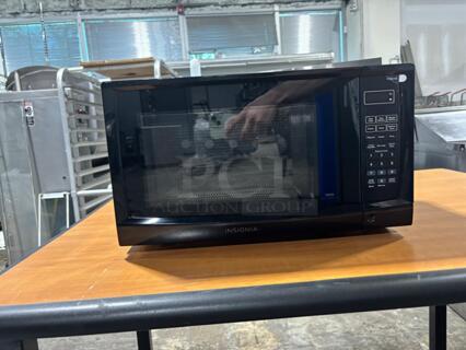 Insignia™ - 0.7 Cu. Ft. Compact Microwave - Black
