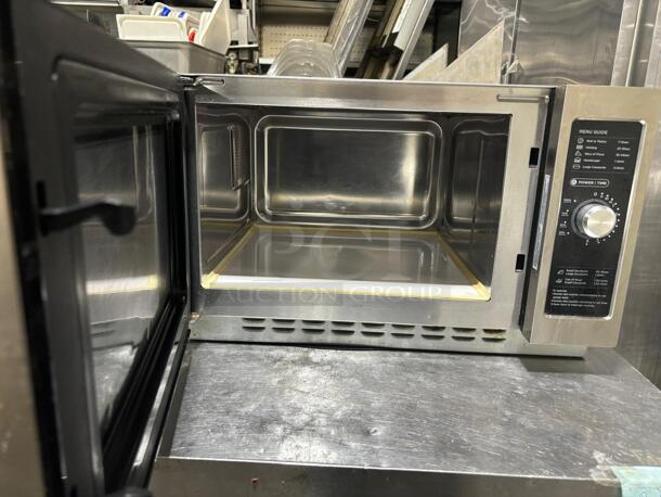 Midea 1034N0A 1000 Watt Medium Duty 1.2 cuft Commercial Microwave
 - Image 3 of 5