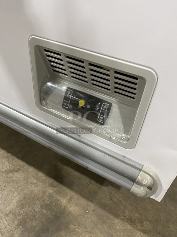 NICE! Late Model 2020! DUKERS Chest Reach In Freezer! On Casters! ModeNICE! DUKERS Chest Reach In Freezer! On Casters! Model WD-700Y Serial 0905000DUK200911201000428 115V/60Hz - Image 7 of 7