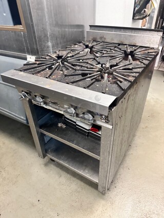 Working Montague Company M24-5  Gas Heavy Duty Range w/ (4) Open Burners, Modular Stand Base, 120.000 BTU