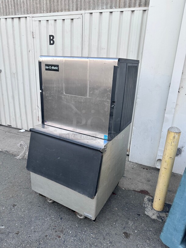 Certified Working! Ice-O-Matic ICE1006HA - 30 inch Ice Machine Cuber Head With Ice Bin - Air Cooled, 1000  lbs. Production Per Day 220 Volt 1 Phase NSF - Image 6 of 9