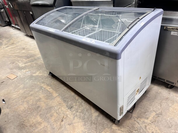 Excellent Condition LEVELLA
PFR1090G Commercial Curved Glass Top Chest Freezer 115 Volt Tested and Working - Image 4 of 10
