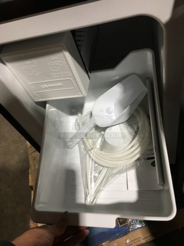 SCRATCH-N-DENT! Whynter Undercounter Built In Ice Maker! 12LB Ice Capacity! All Stainless Steel! Model: UIM155 115V - Image 7 of 9